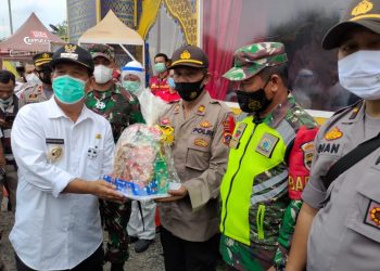 Bupati Simalungun saat memberikan bantuan berupa bingkisan makanan ringan dan minuman kepada personel yang ada di Pos Pam dan Pos Yan.