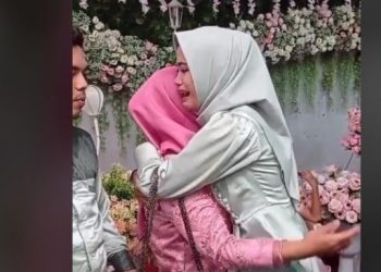 Wanita menangis di pelaminan peluk ibu mantan kekasihnya (Tiktok)