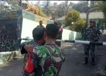 Anggota TNI mengamankan seorang warga yang mendatangi Markas Koramil Pameungpeuk di Kecamatan Pameungpeuk, Kabupaten Garut, Jawa Barat, Jumat (28/5/2021). ANTARA/HO-Warga
