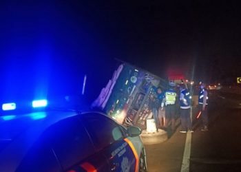 Insiden tragis terjadi di Tol Cipulawang. Tiga sopir tewas tergencet truk akibat dongkrak lepas. (Foto: Istimewa)