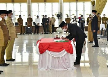 Gubernur Sumut Edy Rahmayadi menjabat delapan pejabat eselon II di lingkungan Pemprov Sumut, Selasa (11/5/2021). (Foto: istimewa)