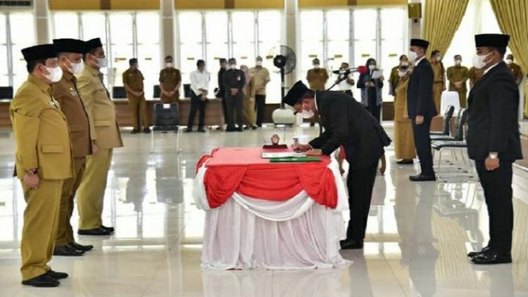 Gubernur Sumut Edy Rahmayadi menjabat delapan pejabat eselon II di lingkungan Pemprov Sumut, Selasa (11/5/2021). (Foto: istimewa)