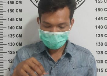 Foto pelaku Eko memegang barang bukti sabu.