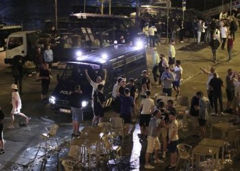 Polisi membubarkan bentrokan antara fans Man City dan Chelsea di Porto. (Foto: AP/Luis Vieira)