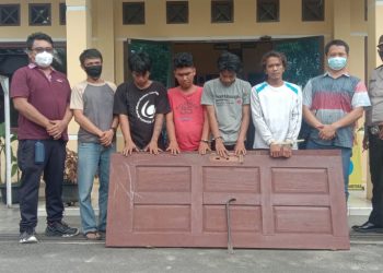 Foto keempat pelaku curat dan barang bukti yang diringkus Polsek Siantar Martoba.