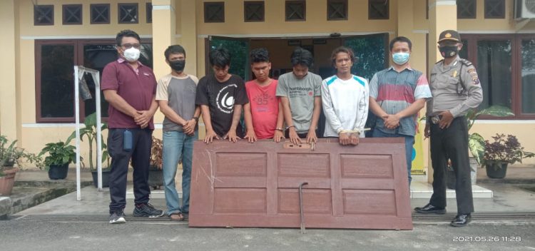 Foto keempat pelaku curat dan barang bukti yang diringkus Polsek Siantar Martoba.