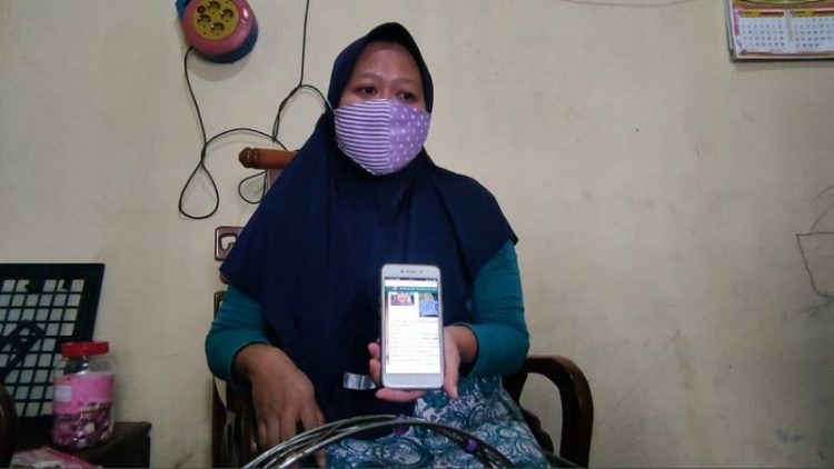 Korban pinjaman online, ML menunjukkan bukti teror dari juru tagih, Senin (17/5/2021). (Foto: iNews.id/Deni Irwansyah).