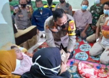 Kapolres Sukabumi AKBP Lukman saat memberikan bantuan dari Presiden RI Jokowi untuk Susan Antela guru SMAN 1 Cisolok, Kabupaten Sukabumi yang mengelami GBS. [Dok.Antara]