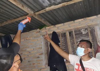 Polisi saat melakukan identifikasi di lokasi kejadian.