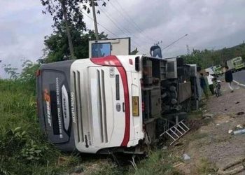 Bangkai Bus Sambodo yang terguling di Jalintim Palembang-Jambi. (Foto: MNC Portal/Era Neizma Widya)