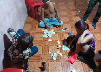Para pelaku saat digerebek petugas bermain judi domino.