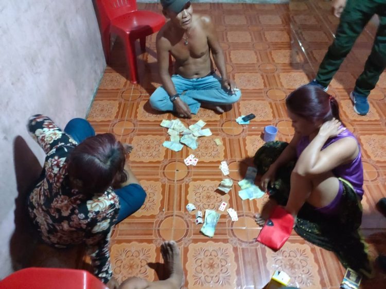 Para pelaku saat digerebek petugas bermain judi domino.