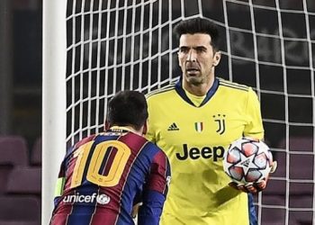 Penyerang Barcelona Lionel Messi terlihat frustasi dihadapan kiper Juventus Gianluigi Buffon dalam matchday terakhir Grup G Liga Champions di Camp Nou, Rabu (9/12/2020). [Josep LAGO / AFP]