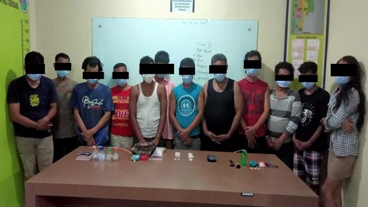 Sebanyak 12 Orang yang diamankan saat menggerebek kampung narkoba di Desa Selamat, Kecamatan Sibiru-biru Deliserdang. (Foto: istimewa)