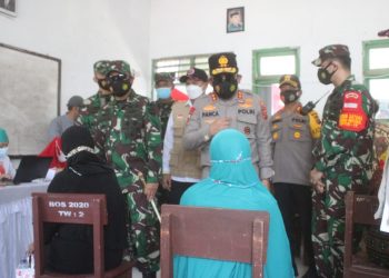 Kapolda Sumut, Irjen Pol Drs. R.Z Panca Putra S. M,Si, bersama Pangdam I/BB, Mayjen TNI Hassanudin SIP, MM, menghadiri kegiatan gebyar vaksinasi massal 6 ribu Lansia, di wilayah Kabupaten Serdang Bedagai (Sergai), Sabtu (29/5/2021), di  SMKN 1 Perbaungan, Kompleks Replika Istana Sultan Serdang, Perbaungan.