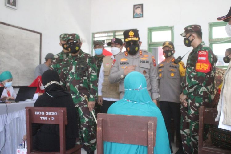 Kapolda Sumut, Irjen Pol Drs. R.Z Panca Putra S. M,Si, bersama Pangdam I/BB, Mayjen TNI Hassanudin SIP, MM, menghadiri kegiatan gebyar vaksinasi massal 6 ribu Lansia, di wilayah Kabupaten Serdang Bedagai (Sergai), Sabtu (29/5/2021), di  SMKN 1 Perbaungan, Kompleks Replika Istana Sultan Serdang, Perbaungan.