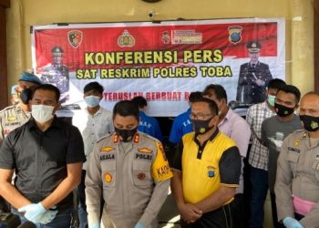 Kapolres Toba AKBP Akala Fikta Jaya memaparkan kasus pmbunuhan guru SD. [Ist]