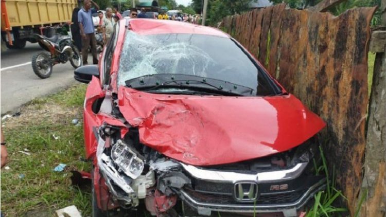 Kendaraan yang terlibat kecelakaan di jalan lintas nasional Medan-Banda Aceh, Selasa (18/5/2021). (Antara Aceh/HO)
