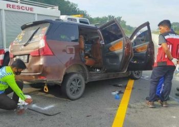 Petugas melakukan olah TKP di lokasi kecelakaan maut di Tol Pekanbaru-Dumai. [Ist]