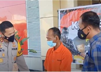 Kapolres Musi Banyuasin AKBP Erlin Tangjaya interogasi pelaku saat ekspose di Polres Muba. (Foto: iNews/Edy Lestari)