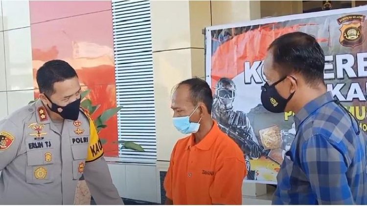Kapolres Musi Banyuasin AKBP Erlin Tangjaya interogasi pelaku saat ekspose di Polres Muba. (Foto: iNews/Edy Lestari)