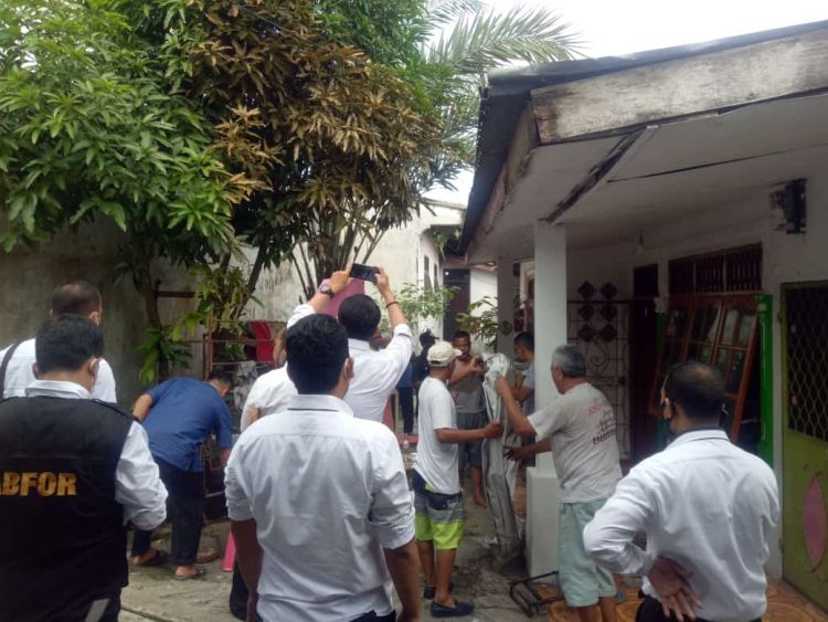 Tim Labfor Polda Sumut saat melakukan olah TKP di kediaman korban, Bamby Lubis.