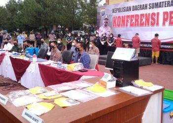 Foto: Konferensi Pers di Polda Sumut terkait kasus jual vaksin Corona secara ilegal (Datuk-detikcom)