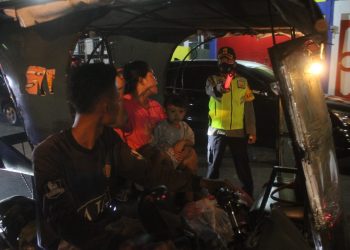 Kapolres Sergai, AKBP Robin Simatupang memberikan himbauan kepada para pengendara yang melintas.