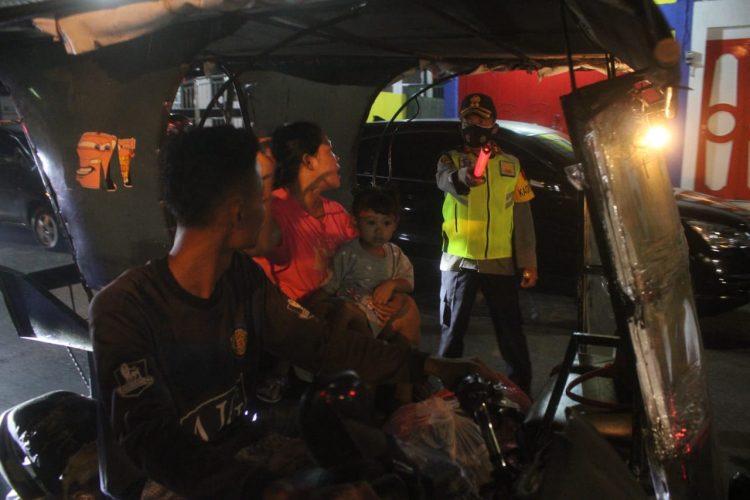 Kapolres Sergai, AKBP Robin Simatupang memberikan himbauan kepada para pengendara yang melintas.