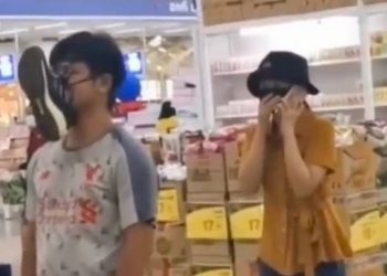 Pria di Taiwan menggunakan sepatu sebagai pengganti masker saat belanja di supermarket (Foto: Twitter)