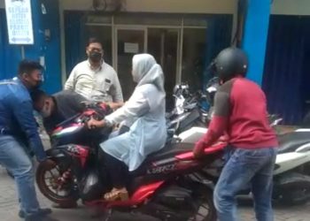 Pasutri asal Sidoarjo melaporkan aksi perampasan sepeda motor oleh 4 orang diduga debt collector perusahaan leasing di Jalan Diponegoro, Sidoarjo. Foto: Tangkapan Layar