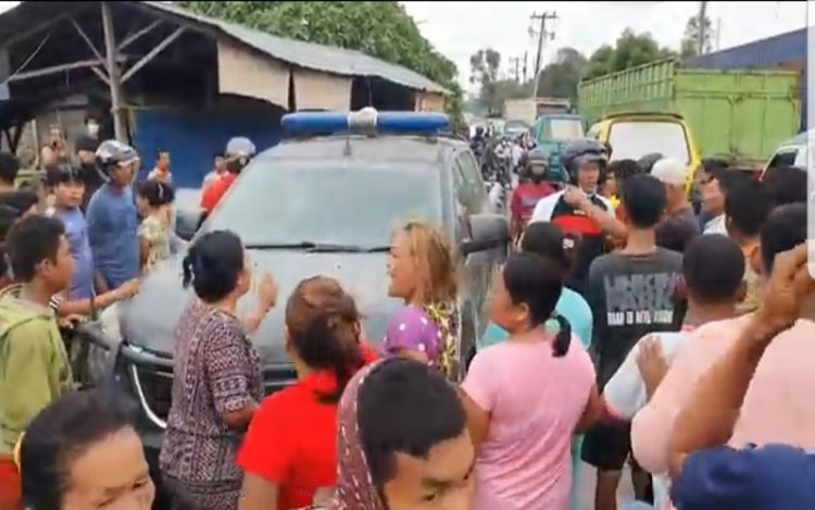 Sejumlah Ibu rumah tangga mengamuk saat petugas kepolisian menangkap anak mereka yang terlibat tawuran, Jumat (30/4/2021). (Foto : iNews/Yudha Bahar)