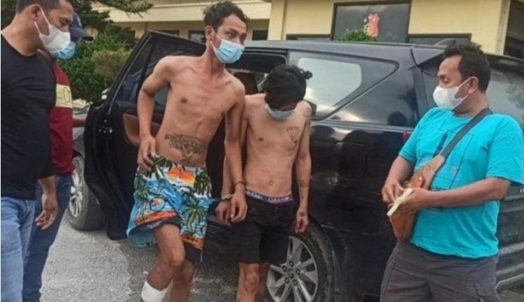 Kedua tersangka pembunuhan guru SD di Toba yang ditangkap polisi. (Foto: Polres Toba)