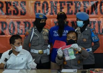 Polisi menunjukkan NA (25) warga Majalengka terduga pelaku pengiriman sate beracun yang menewaskan Naba Faiz Prasetya (10) saat rilis kasus di Polres Bantul, D.I Yogyakarta, Senin (3/5/2021). ANTARA FOTO/Andreas Fitri Atmoko