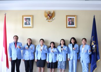 Tim mahasiswa UHKBPNP, pemenang PKM Kemendikbudristek, didampingi WR III, David Berthony  Manalu, M.Pd dan WR I, Prof. Dr Selviana Napitupulu, M.Hum.