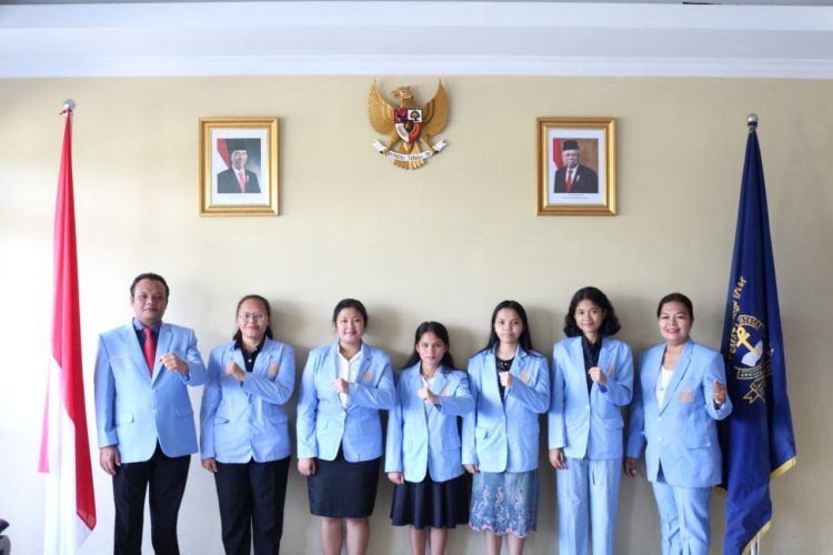 Tim mahasiswa UHKBPNP, pemenang PKM Kemendikbudristek, didampingi WR III, David Berthony  Manalu, M.Pd dan WR I, Prof. Dr Selviana Napitupulu, M.Hum.