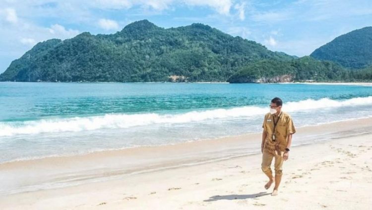 Menparekraf Sandiaga Uno menggagas Pantai Lampuuk Aceh sebagai salah satu destinasi wisata sport tourism. (Foto: Kemenparekraf)