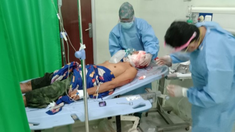Korban Mutuallimin menjalani perawatan di RSUD. Aceh Tamiang akibat luka bacokan dari anak kandungnya (Muhammad Jafar/MNC Portal)