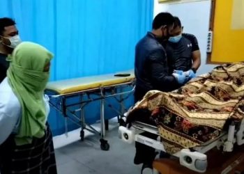 Polisi saat mengidentifikasi korban tewas akibat dikeroyok dua temannya di Asahan. (Foto: iNews/Ulil Amri)