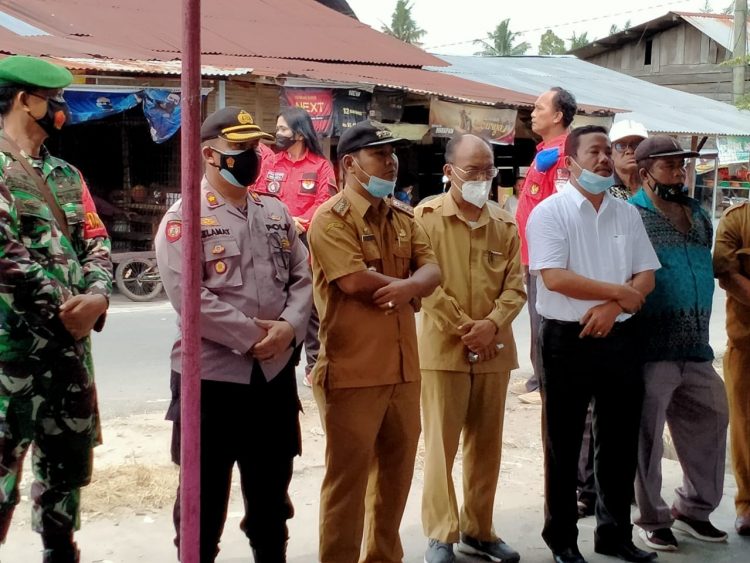 8 warga korban kebakaran terima tali asih dari Kapolsekta Tanah Jawa, Anggota DPRD, dan Muspika.