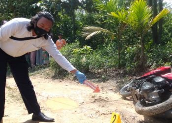 Polisi olah TKP di lokasi penemuan mayat pengelola koperasi, Tigor Nainggolan (28). (Foto: MPI/Azhari Sultan)