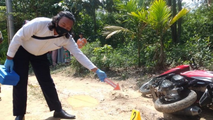 Polisi olah TKP di lokasi penemuan mayat pengelola koperasi, Tigor Nainggolan (28). (Foto: MPI/Azhari Sultan)