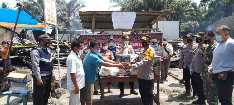 Suasana penyerahan bantuan sembako dari Kapolres Simalungun kepada warga yang rumahnya terbakar.