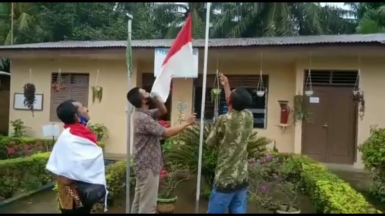 Pihak Afdeling V PTPN III Kebun Sarang Giting malah enggan menerima bendera yang disumbangkan Kasirun, anak pejuang asal Batu Bara.