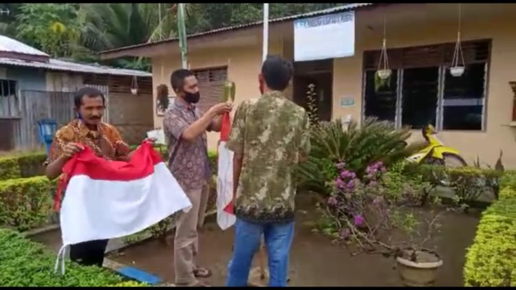 Kasirun, warga Batu Bara,  menyumbangkan bendera merah putih, kepada kantor Afdeling V tersebut, pada Kamis (27/5/2021), lalu.