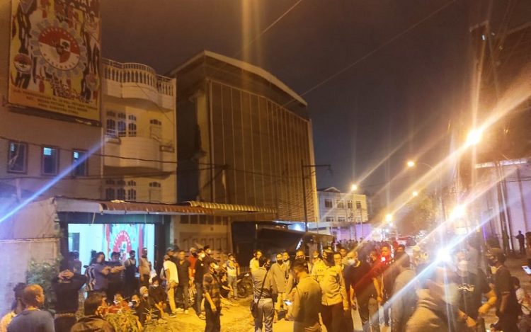 Dua kelompok pemuda terlibat bentrok di Jalan Perpustakaan, Kamis (27/5/2021) malam. (Foto : Adi Palapa)