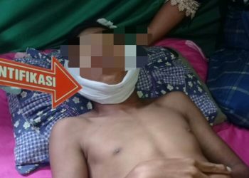 Petugas kepolisian saat melakukan identifikasi.