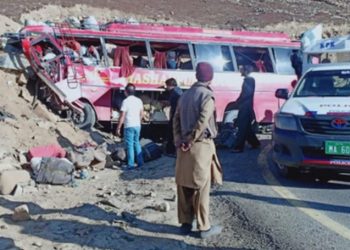 Kecelakaan bus di Pakistan menewaskan 13 orang dan melukai puluhan lainnya, Kamis (20/5/2021). (Foto: Istimewa)