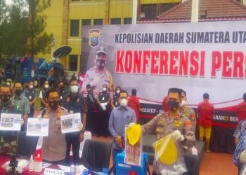 Konferensi pres penjualan vaksin Covid-19 ilegal di Sumut (Foto: iNews/Wahyudi Aulia Siregar)