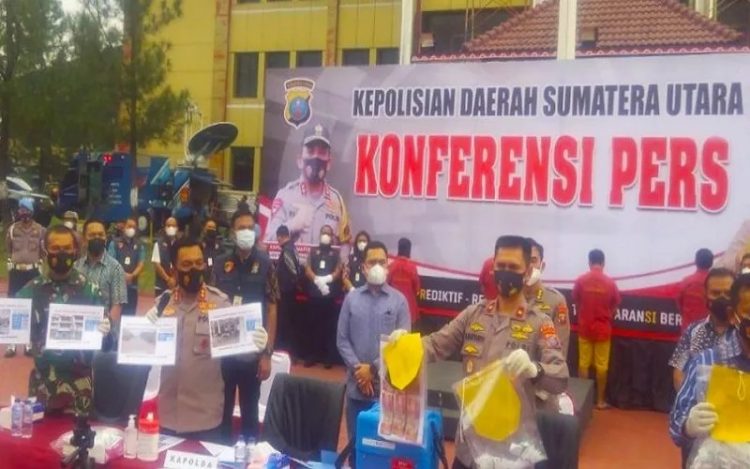 Konferensi pres penjualan vaksin Covid-19 ilegal di Sumut (Foto: iNews/Wahyudi Aulia Siregar)